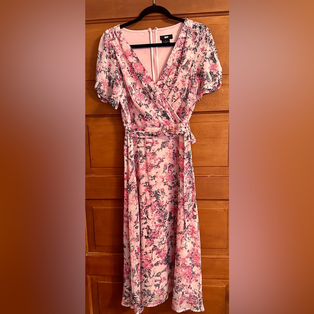 DNKY Women's Pink Floral Dress, Size 10, NWOT Pretty In Pink!  V-neck feminine!